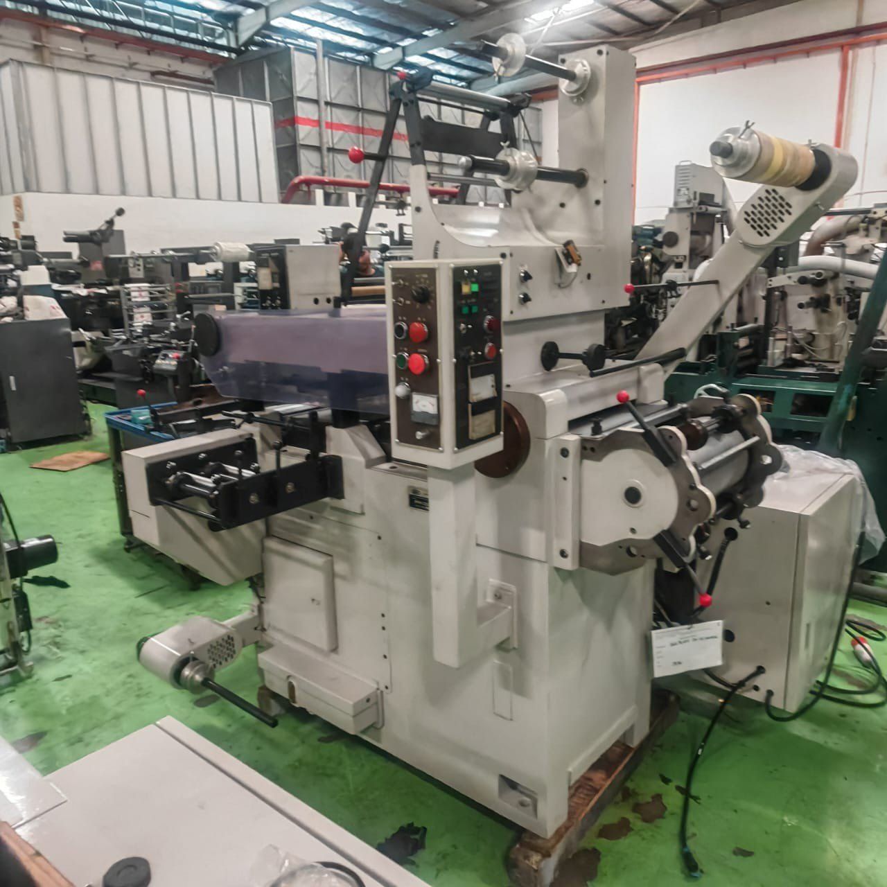 Refurbished twin-head flat bed die cutting machine